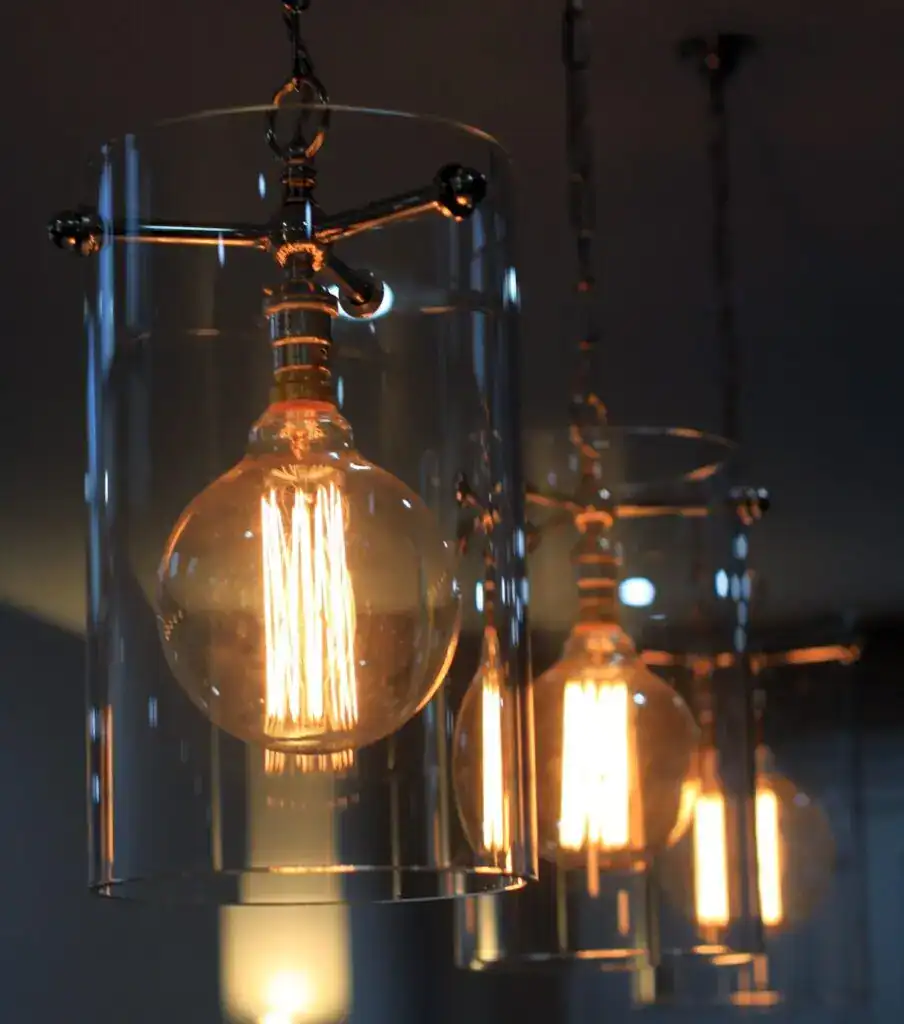 Elegant Edison bulb pendant light with clear glass shade, ideal for contemporary interior lighting.